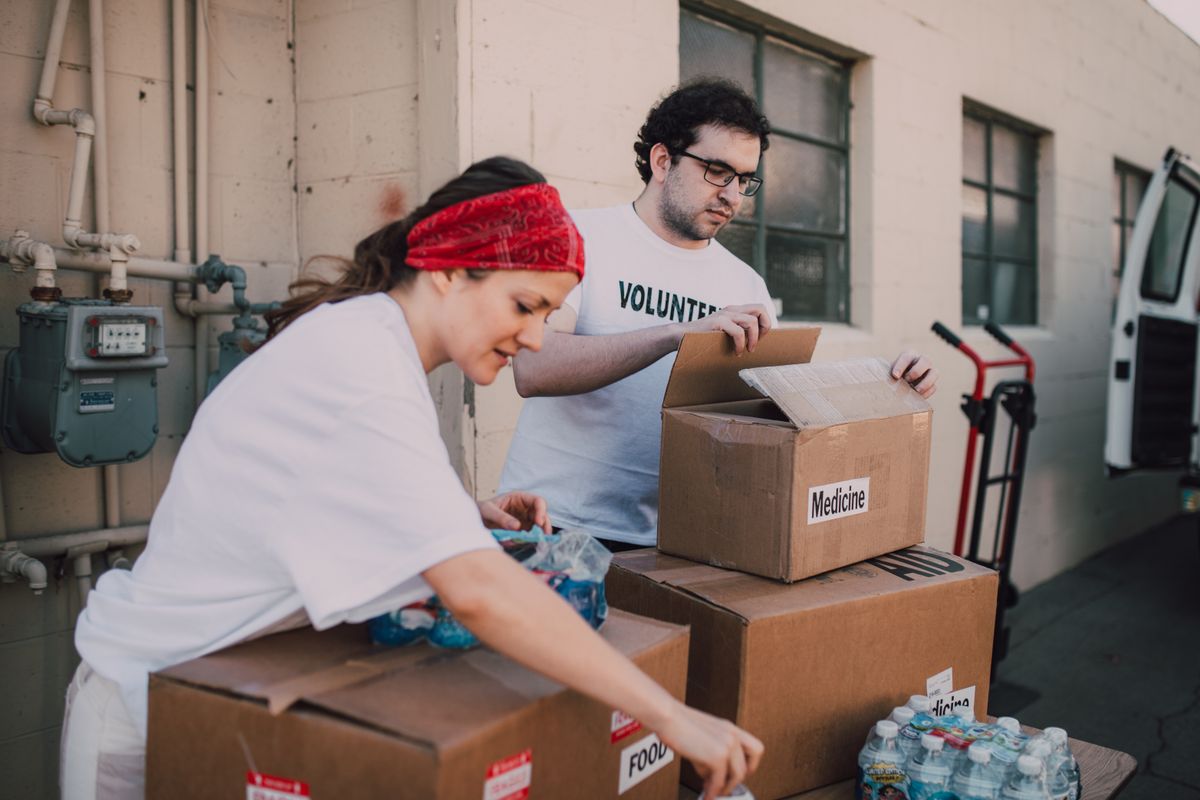 Voluntários organizando medicamentos para doação