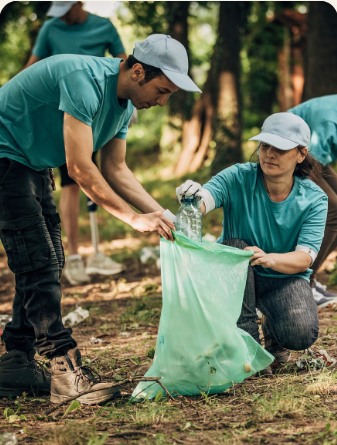 Voluntários durante ação de cuidado ambiental ao ar livre