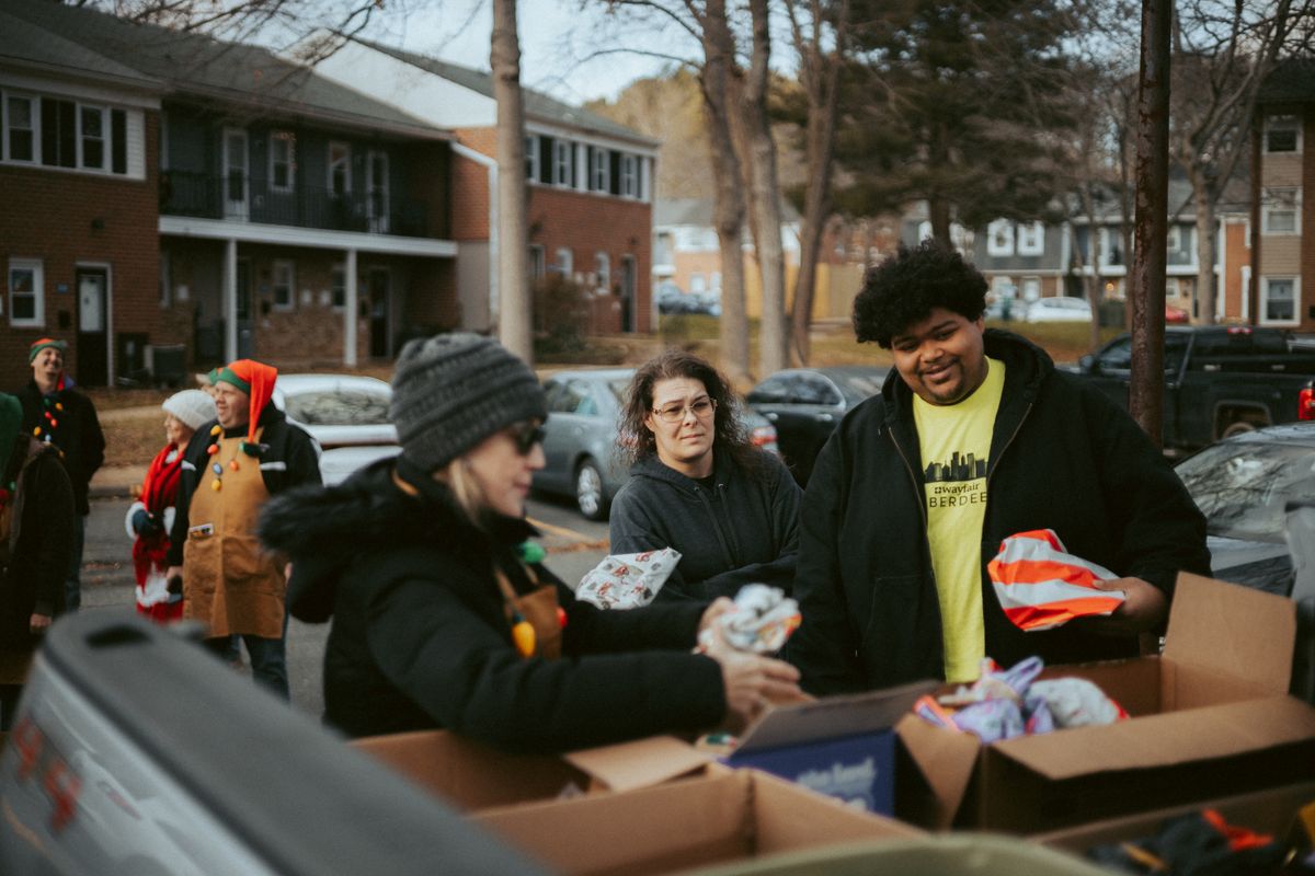 Voluntários distribuindo presentes de Natal na comunidade