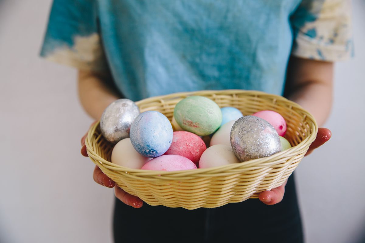 Cesta de ovos de páscoa coloridos para doação