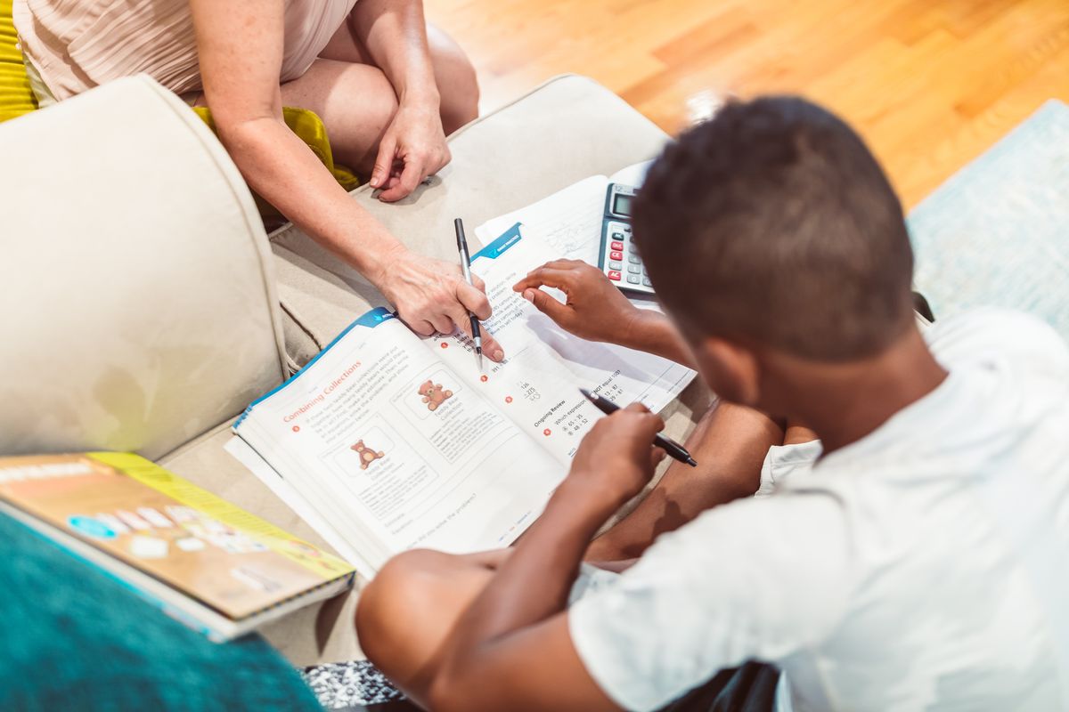 Aula de reforço escolar com apoio individual