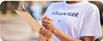 Voluntária registrando informações durante uma ação